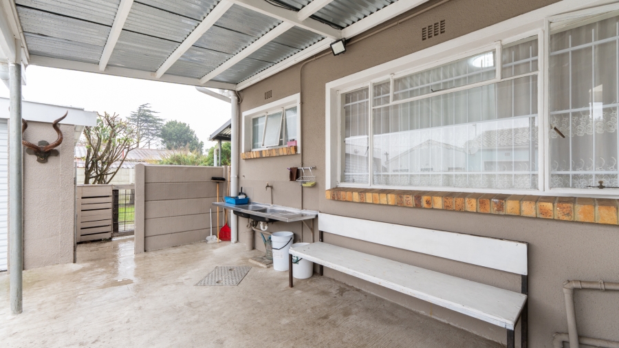 4 Bedroom Property for Sale in Peerless Park Western Cape